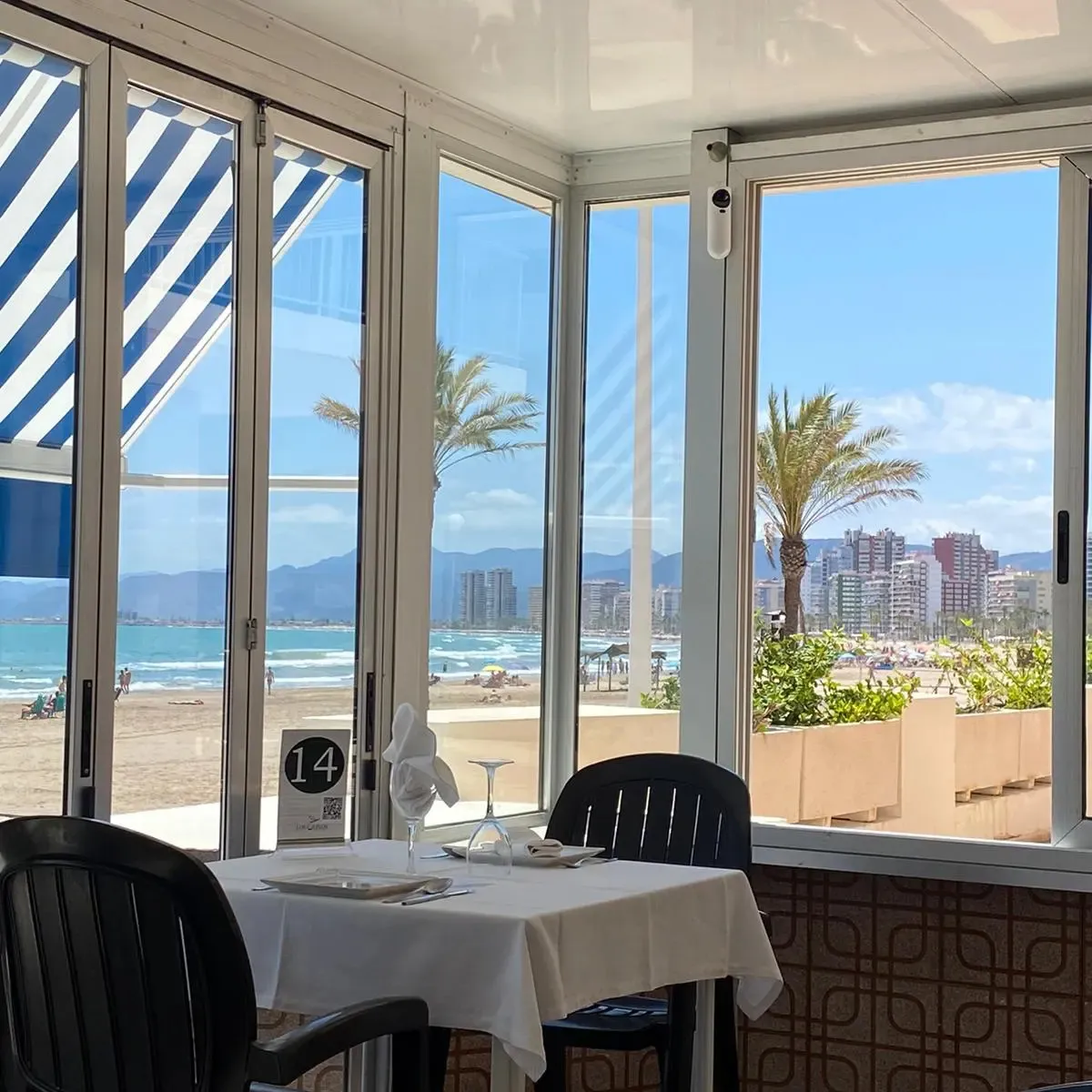 Restaurante frente al mar con terraza en primera línea